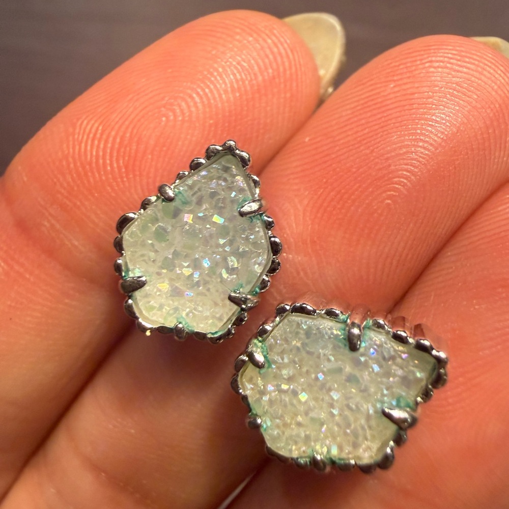 KENDRA SCOTT- Tessa Rhodium Stud In Iridescent Drusy - Picture 4 of 6